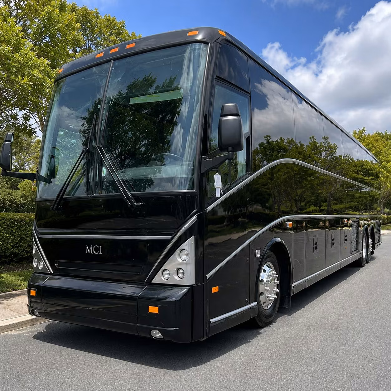construction crew and worksite shuttle transportation in sonoma county